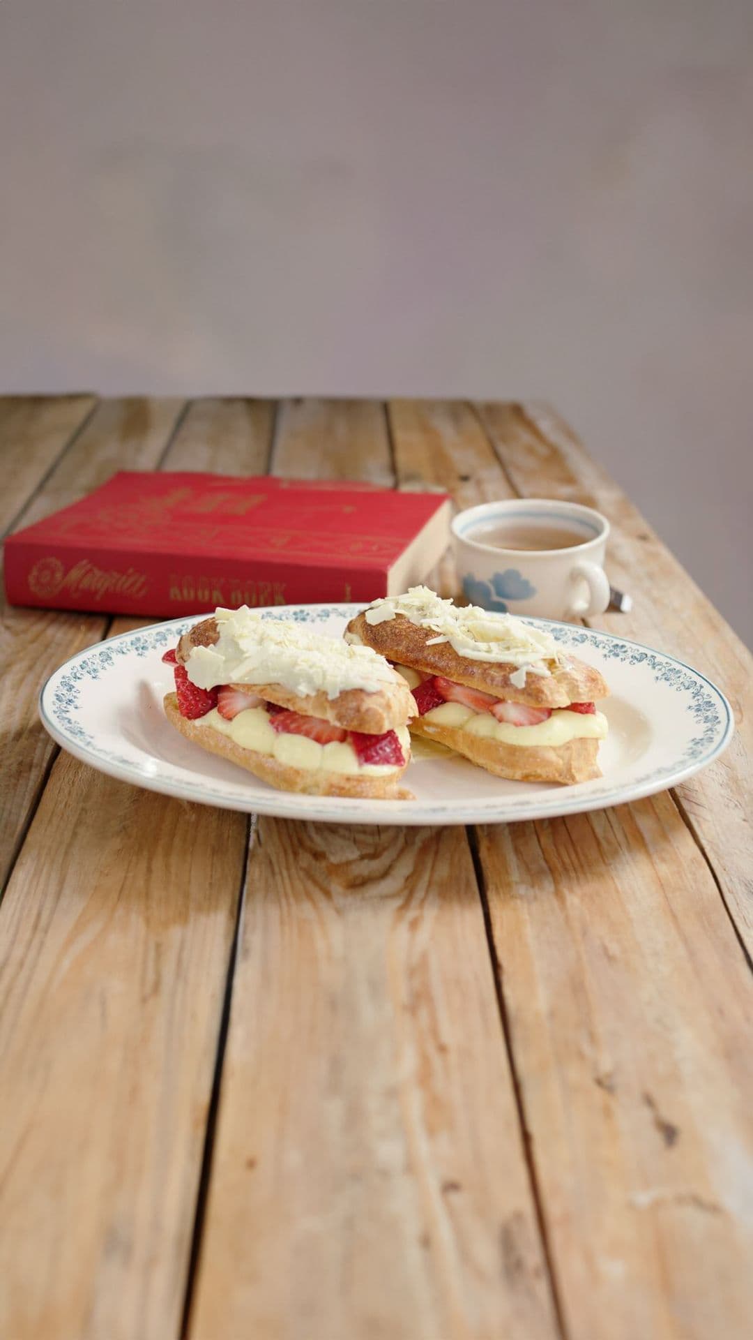 Eclair met crème Suisse, witte chocolade en aardbeien