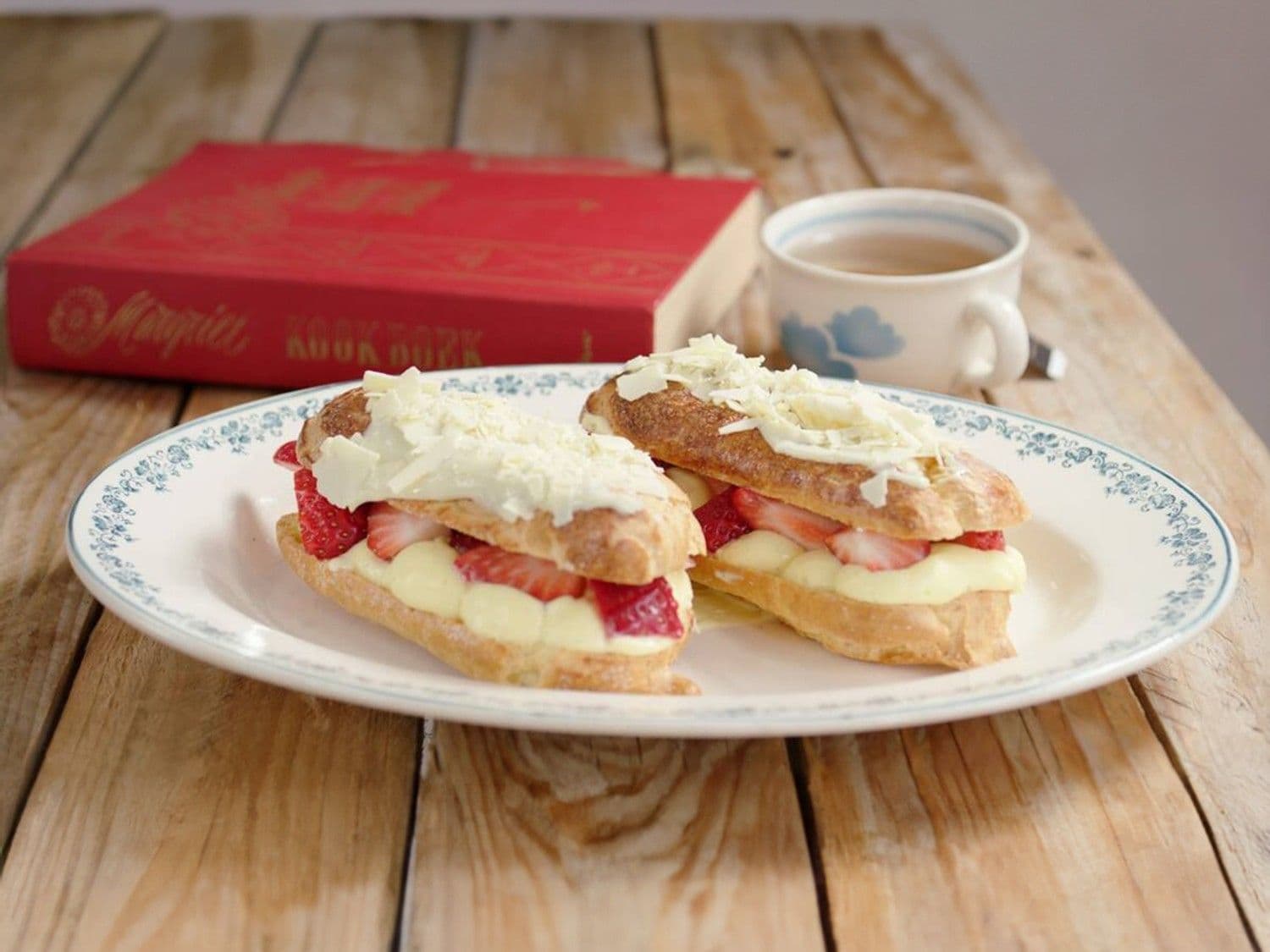 Eclair met crème Suisse, witte chocolade en aardbeien