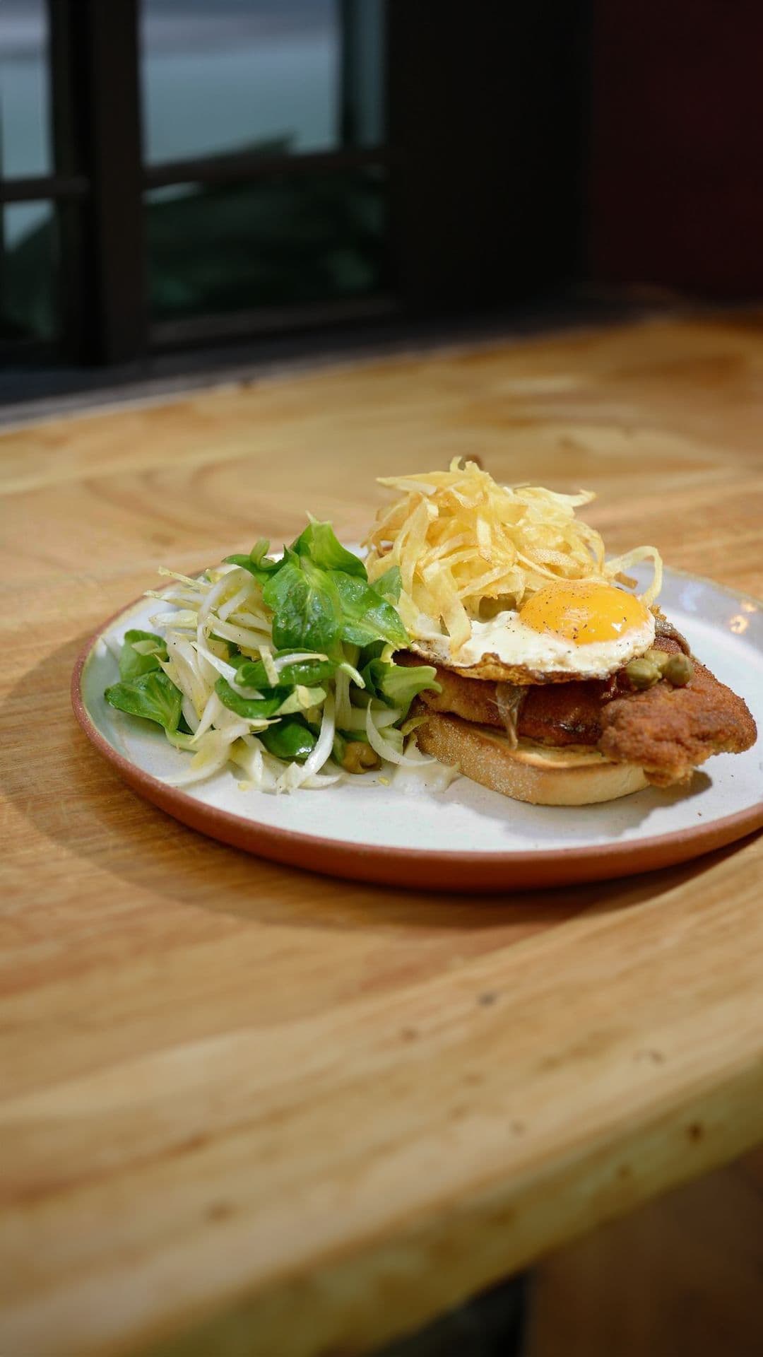 Holsteinerschnitzel met pommes pailles