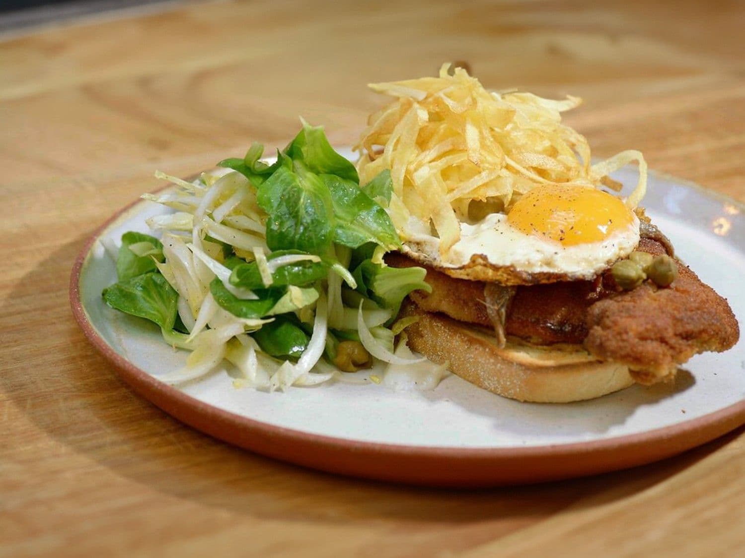 Holsteinerschnitzel met pommes pailles