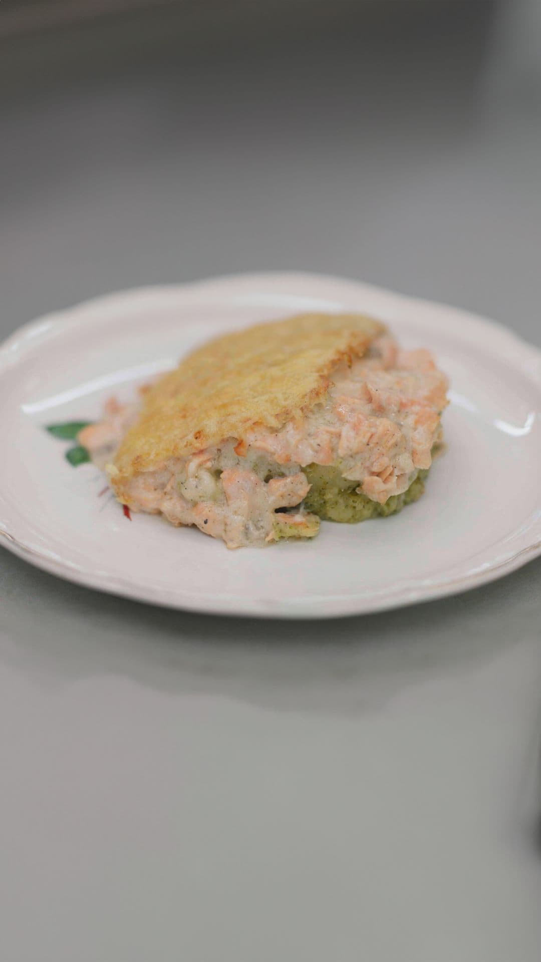 Ovenschotel met roze zalm en broccolistoemp