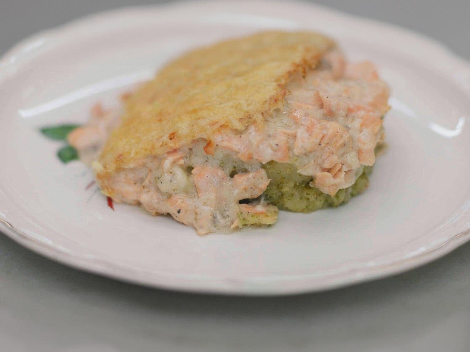 Ovenschotel met roze zalm en broccolistoemp