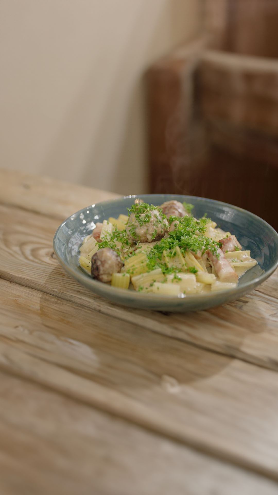 Gehaktballetjes met spek en seldersaus