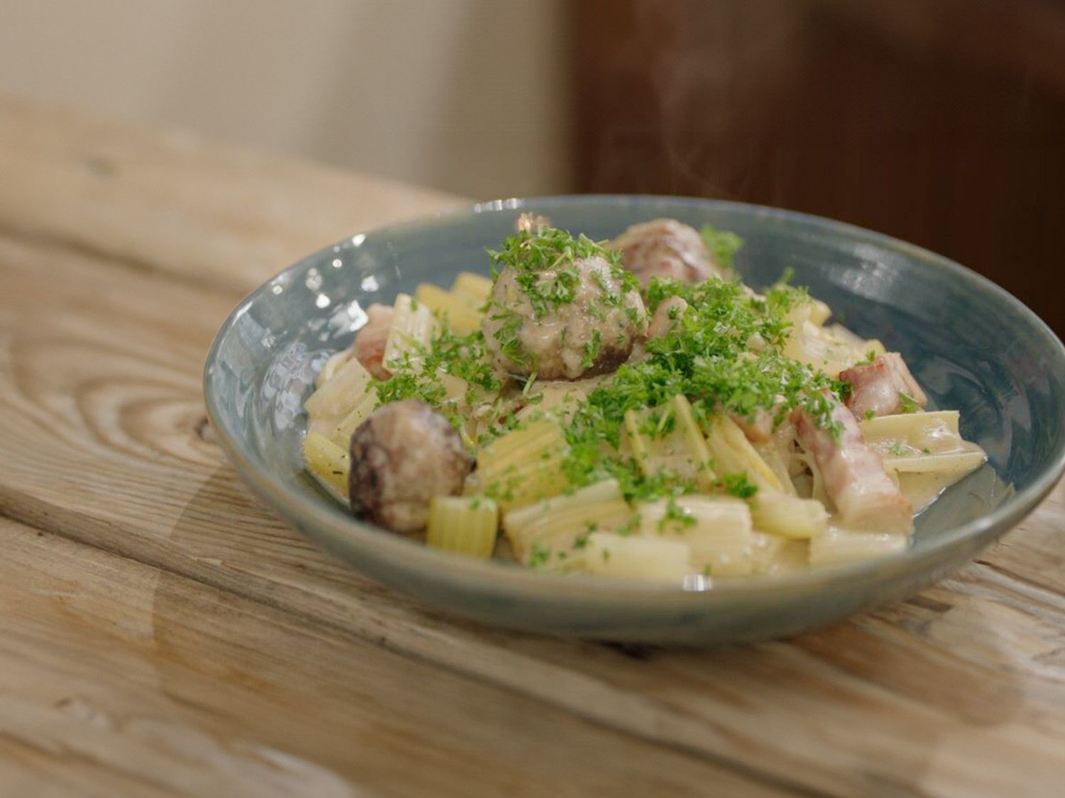 Gehaktballetjes met spek en seldersaus