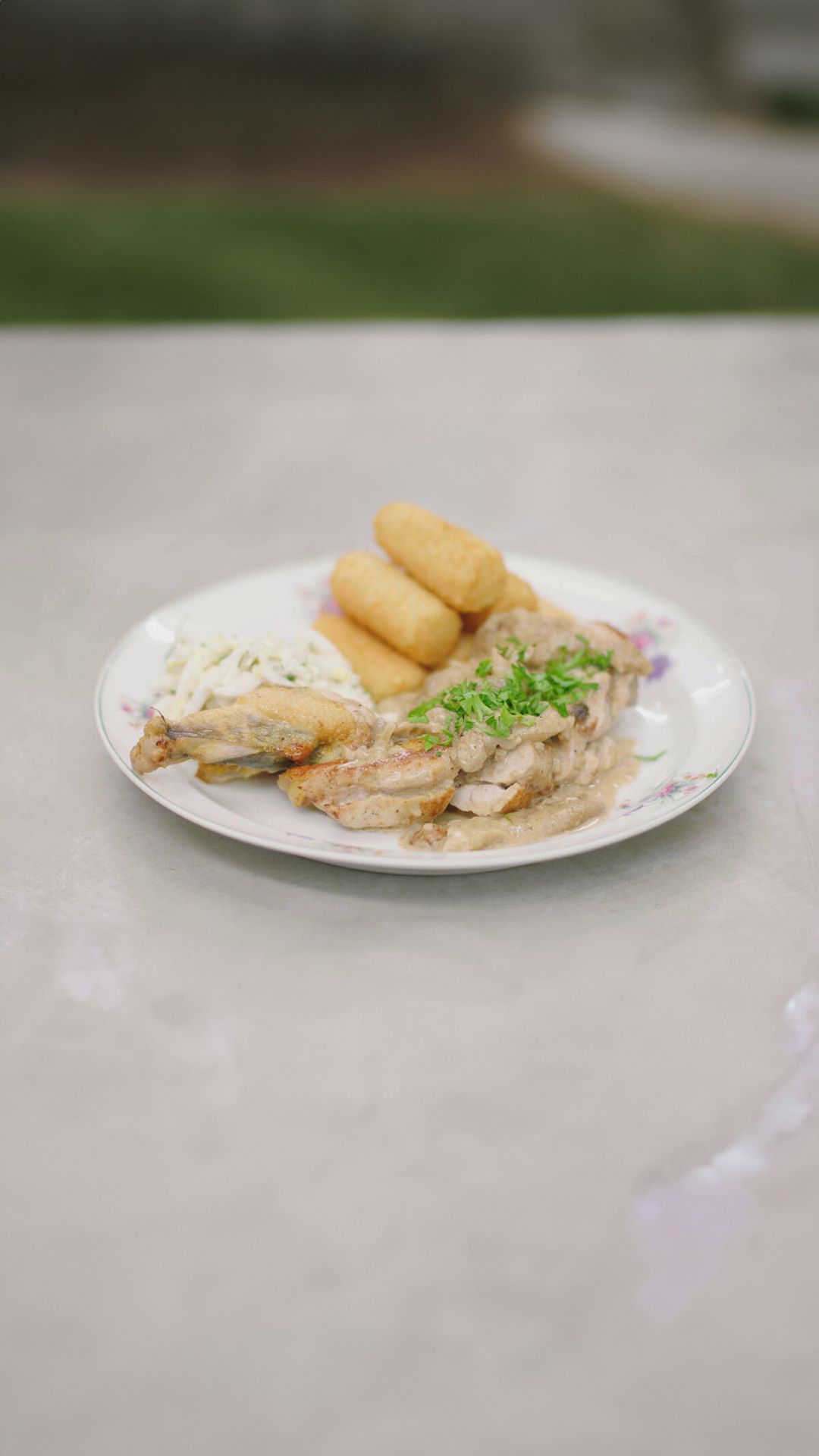 Parelhoen met champignonroom, witloofsla en kroketten