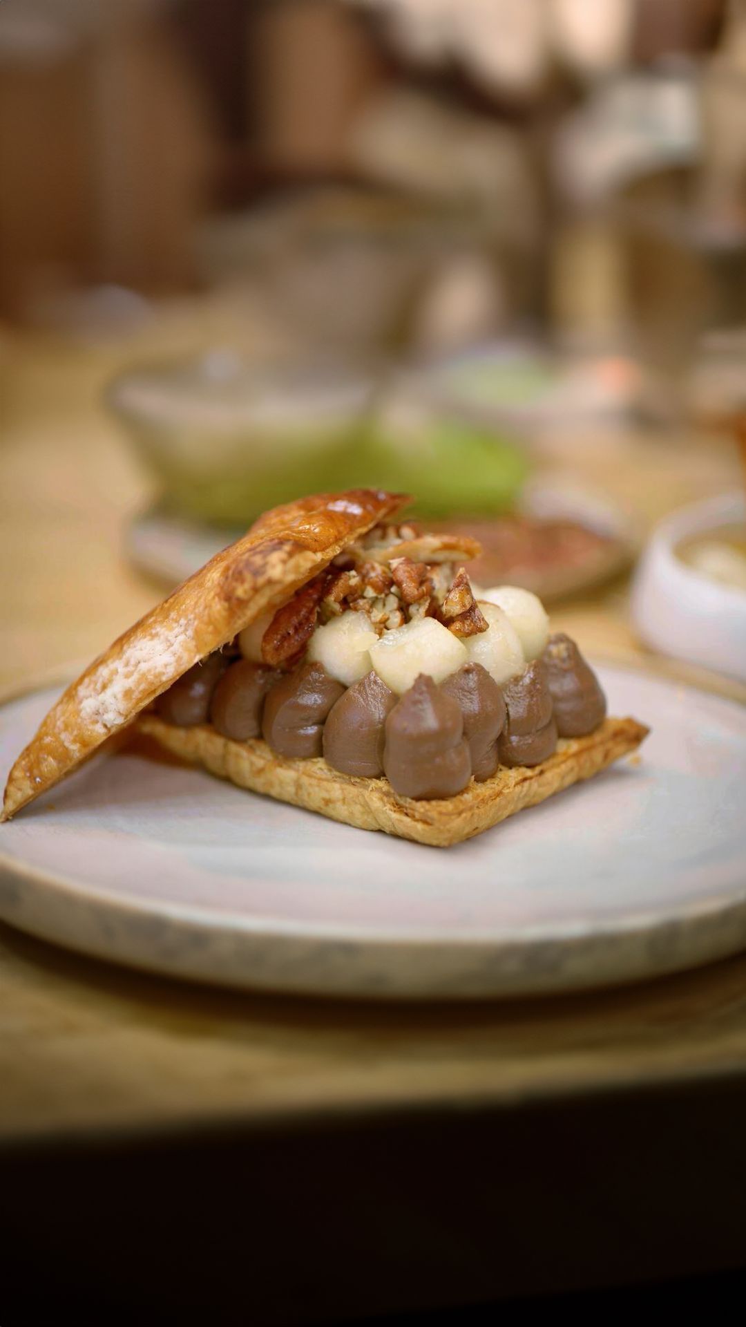 Bladerdeegtaartje met chocoladepudding en gepocheerde peer