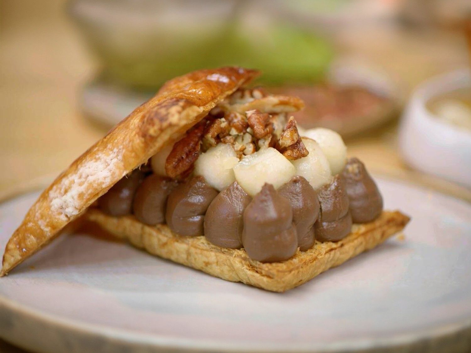 Bladerdeegtaartje met chocoladepudding en gepocheerde peer