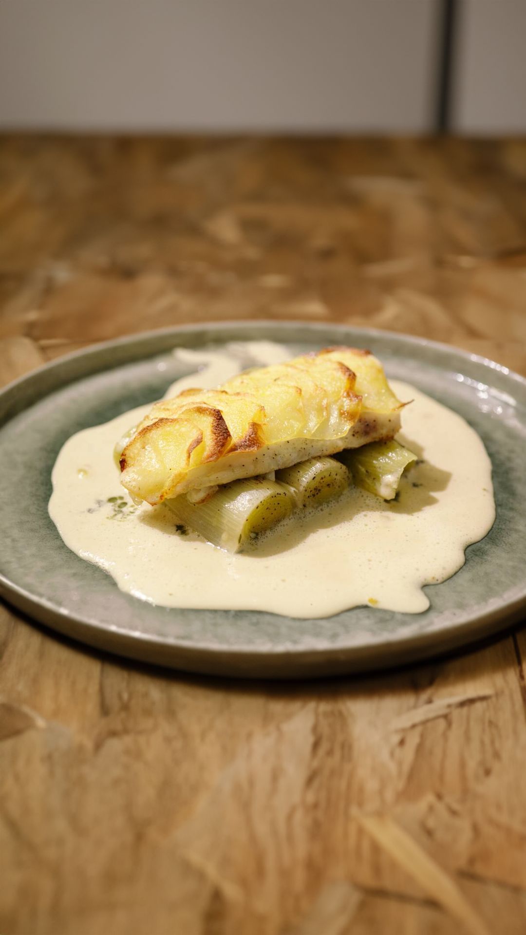 Griet met aardappelschubben, gepocheerde prei en witte wijnsaus
