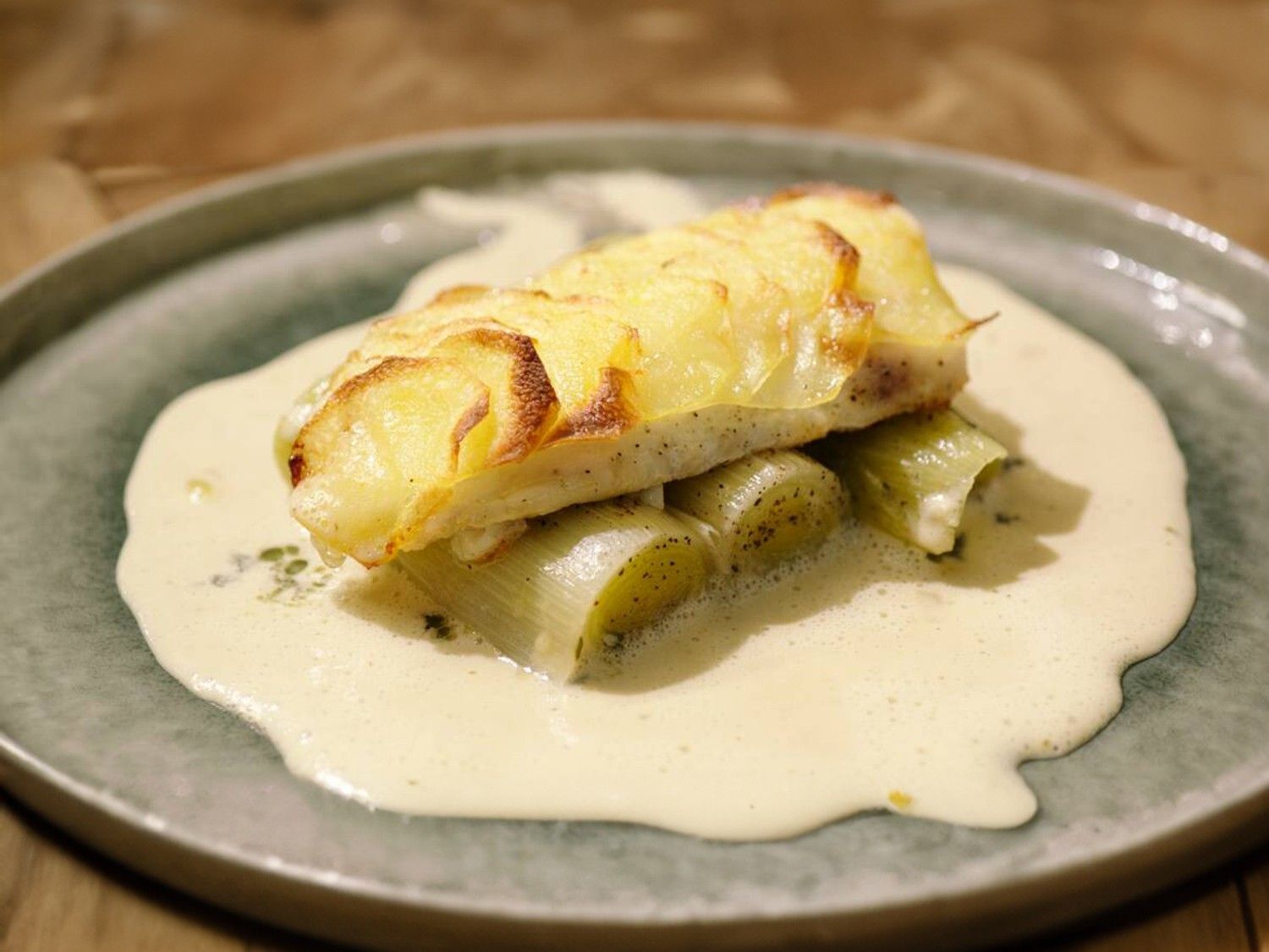 Griet met aardappelschubben, gepocheerde prei en witte wijnsaus