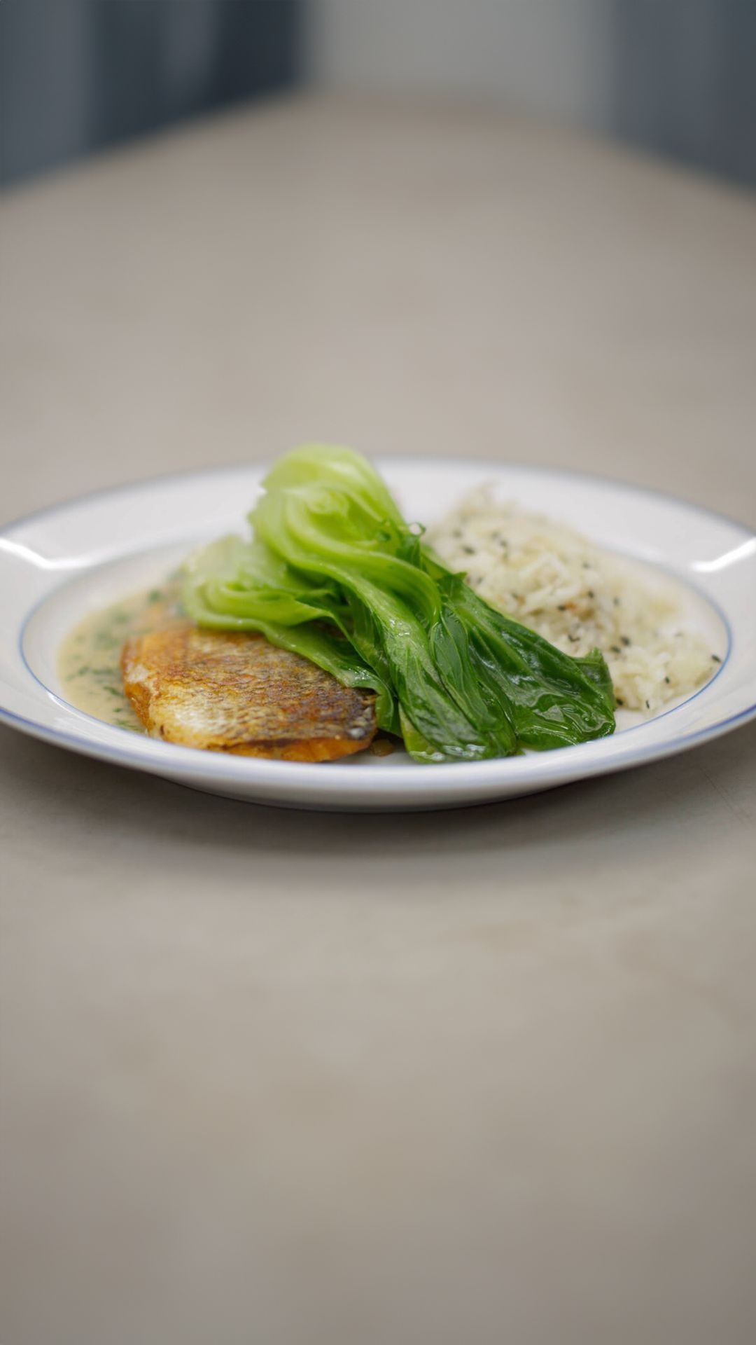 Gebakken zeebaars met groene curry, boksoi en sesamrijst