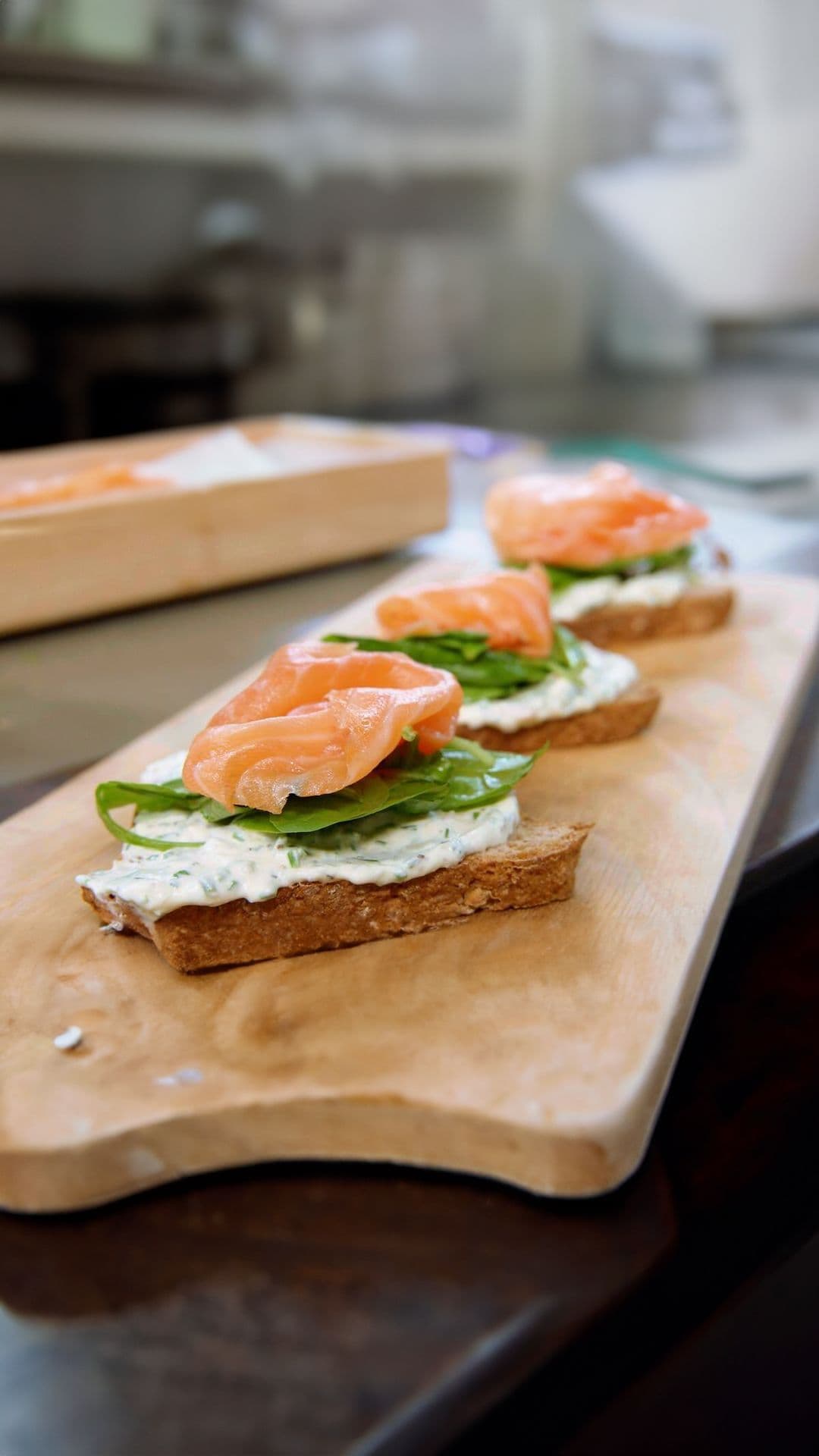 Amandelbrood met verse kruidenkaas, gerookte zalm en spinazie