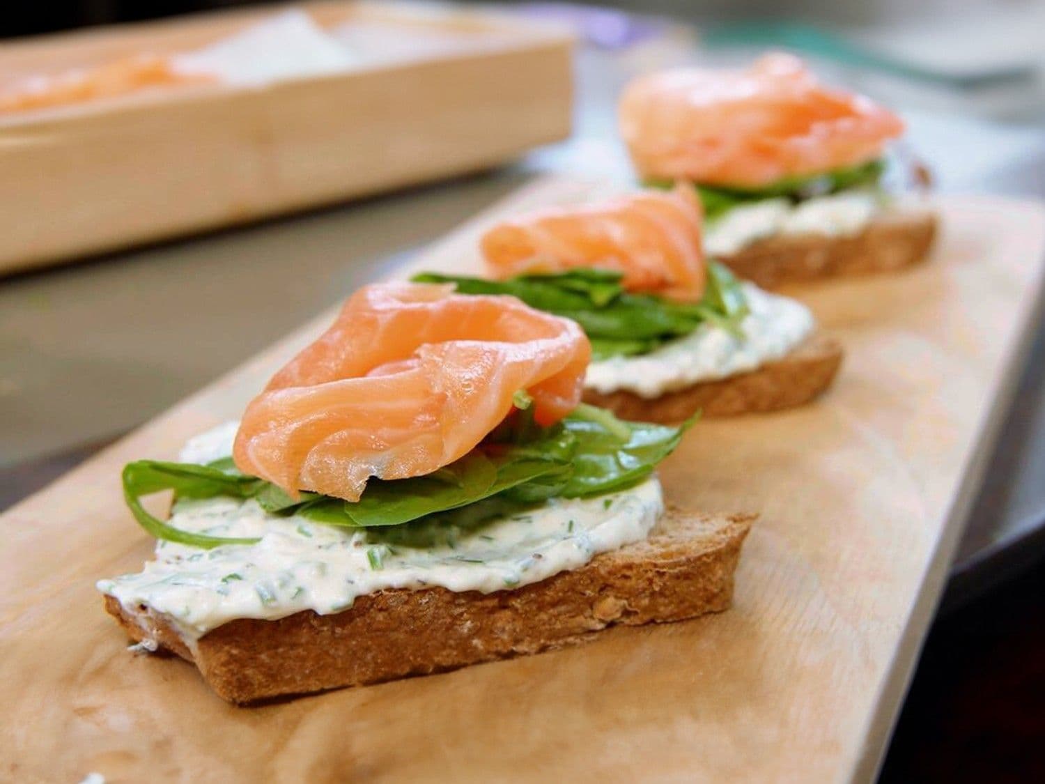 Amandelbrood met verse kruidenkaas, gerookte zalm en spinazie