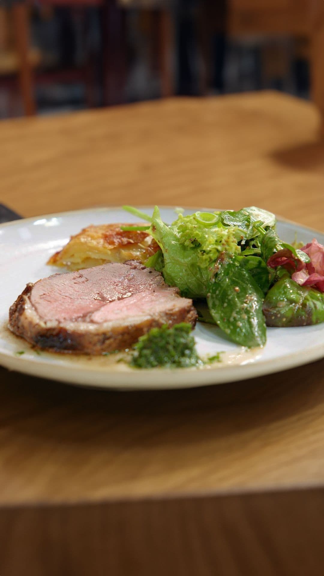Lamsbout, aardappeltaart met tijm en kaas en een groene salade