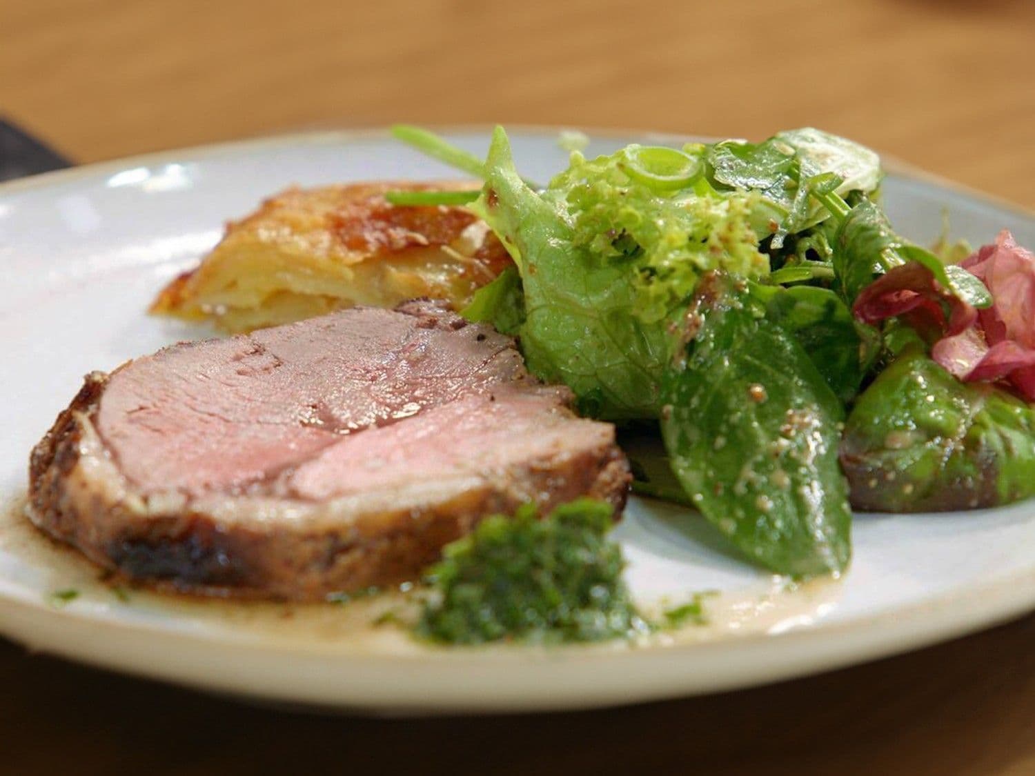 Lamsbout, aardappeltaart met tijm en kaas en een groene salade