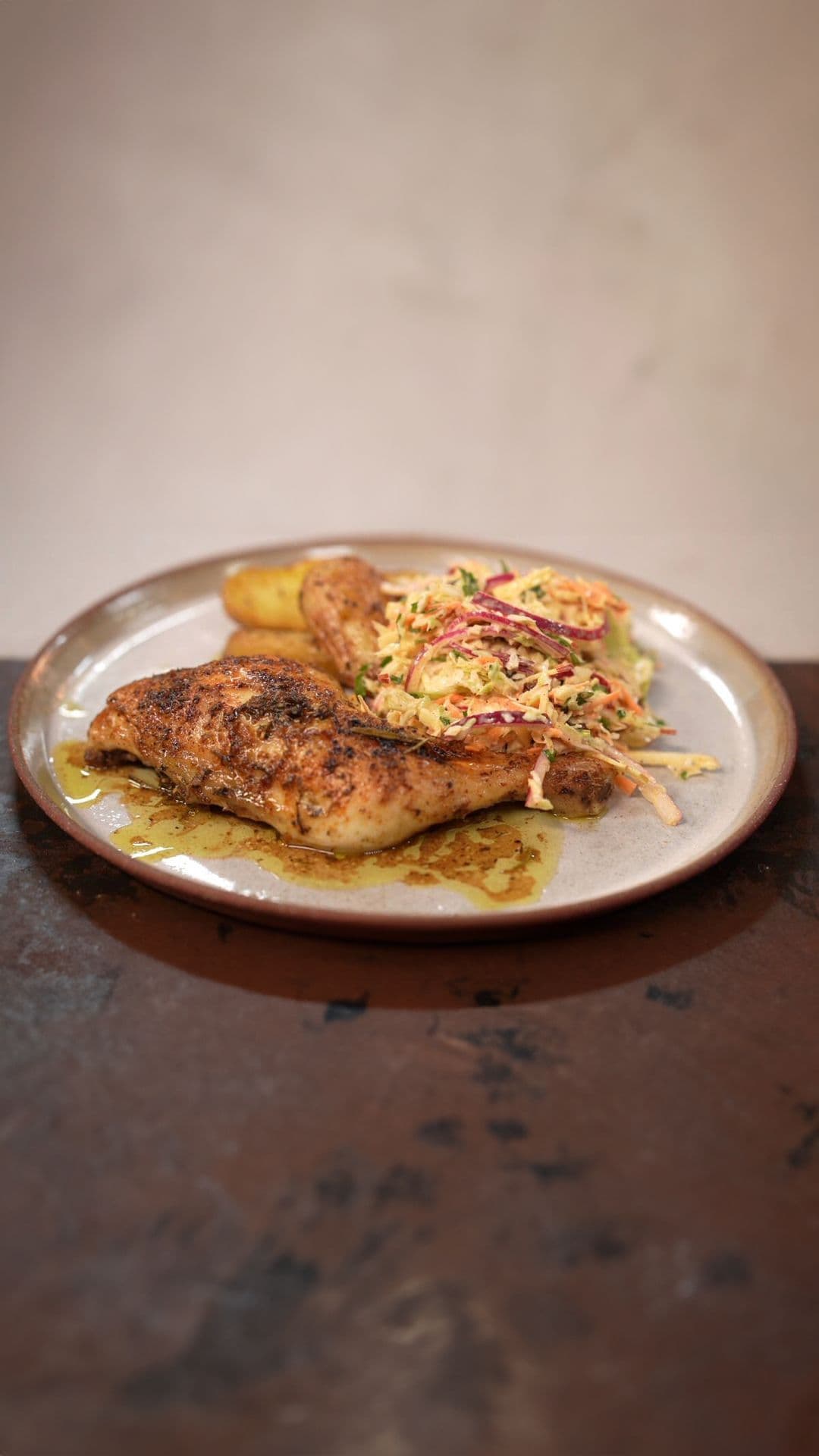 Kippenbout met coleslaw en krielpatatjes