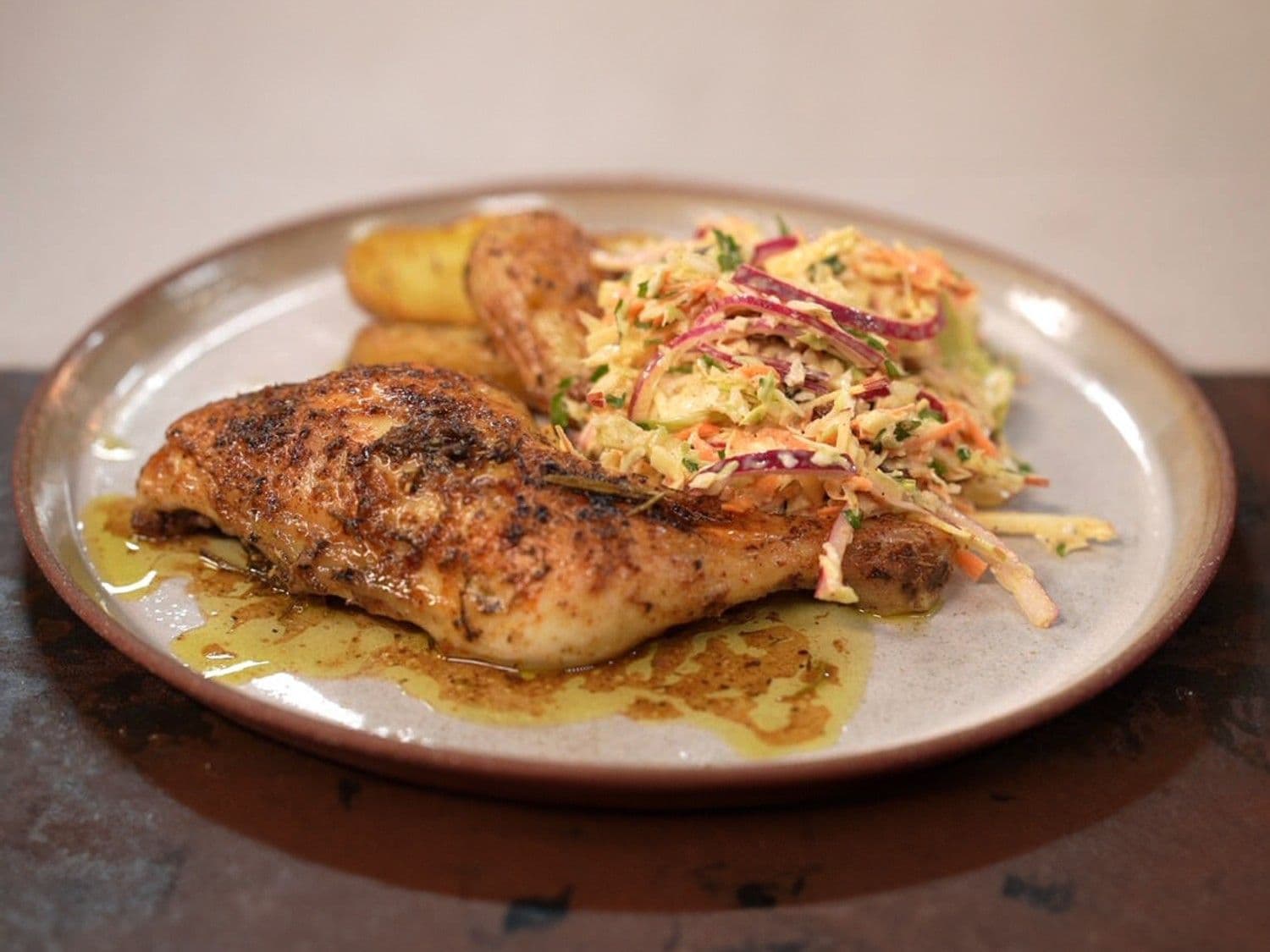 Kippenbout met coleslaw en krielpatatjes
