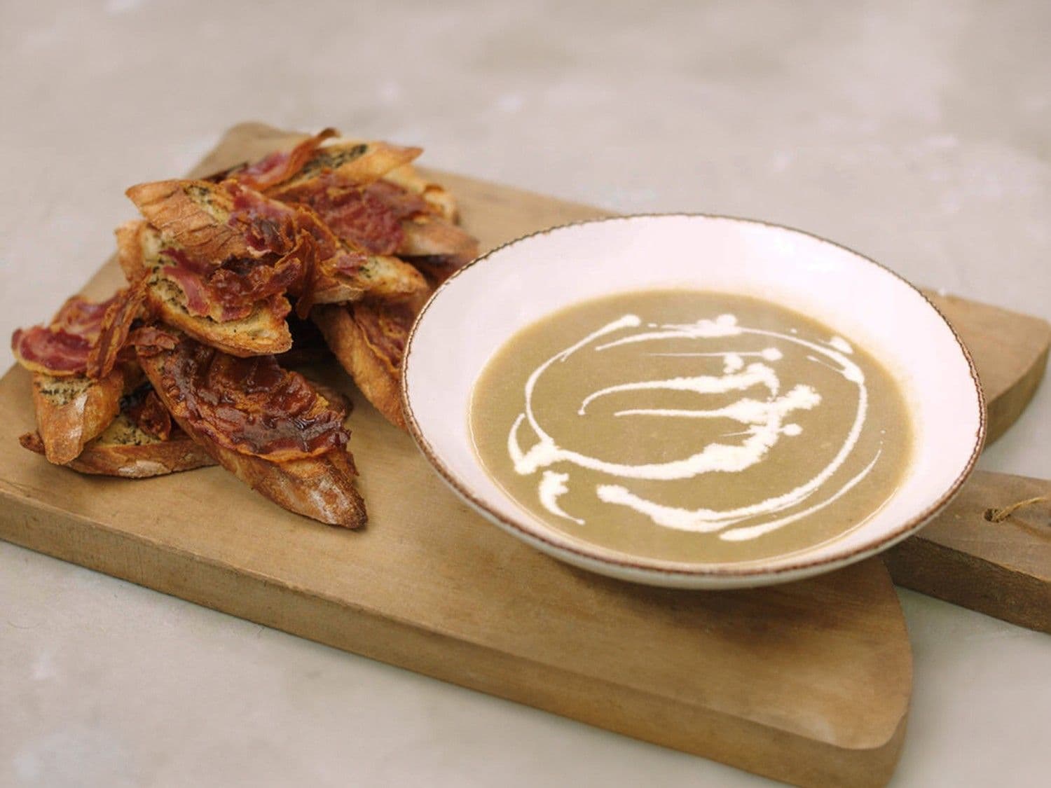 Champignonsoep met truffeltoastjes en pancetta