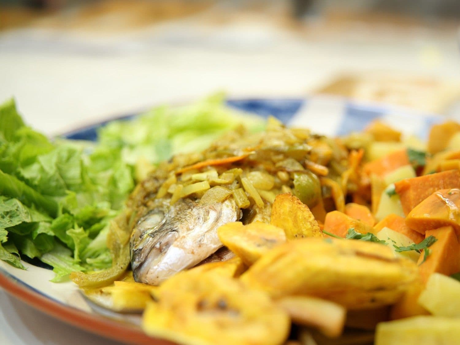 Jamaicaanse escovitch met zoete aardappel