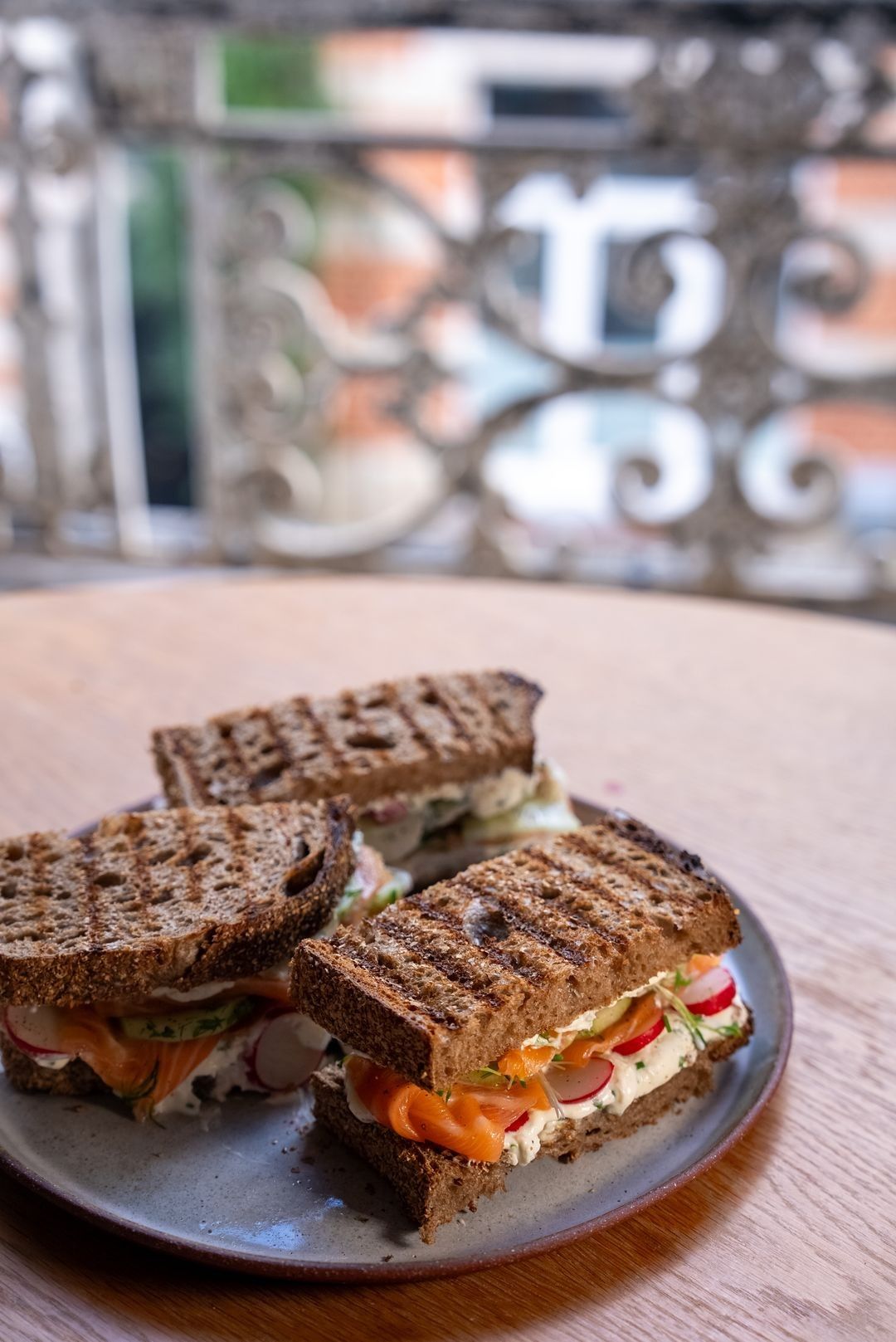 Komkommersandwich met geitenkaas en gerookte zalm