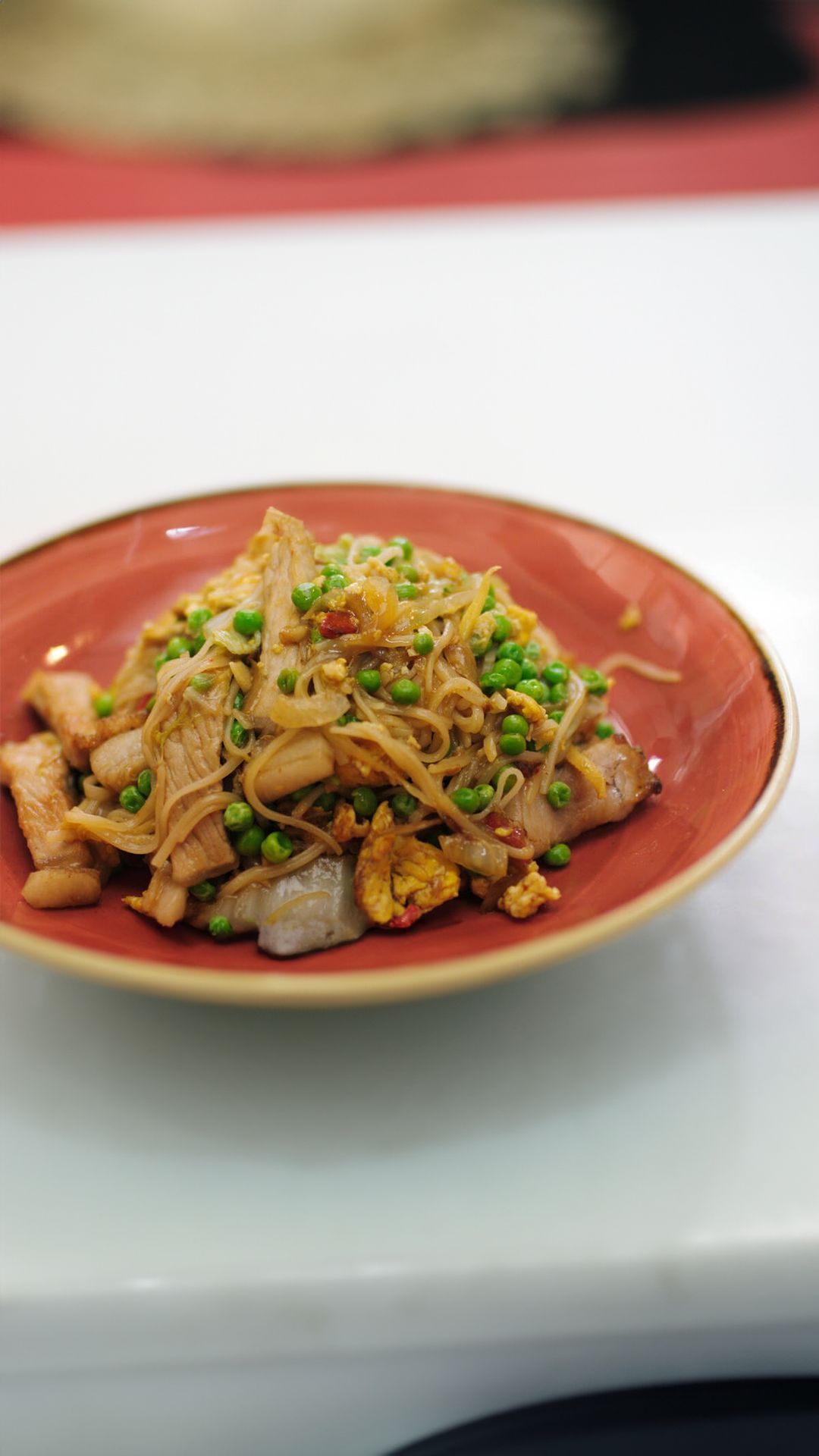 Wok met varkensreepjes en roerei