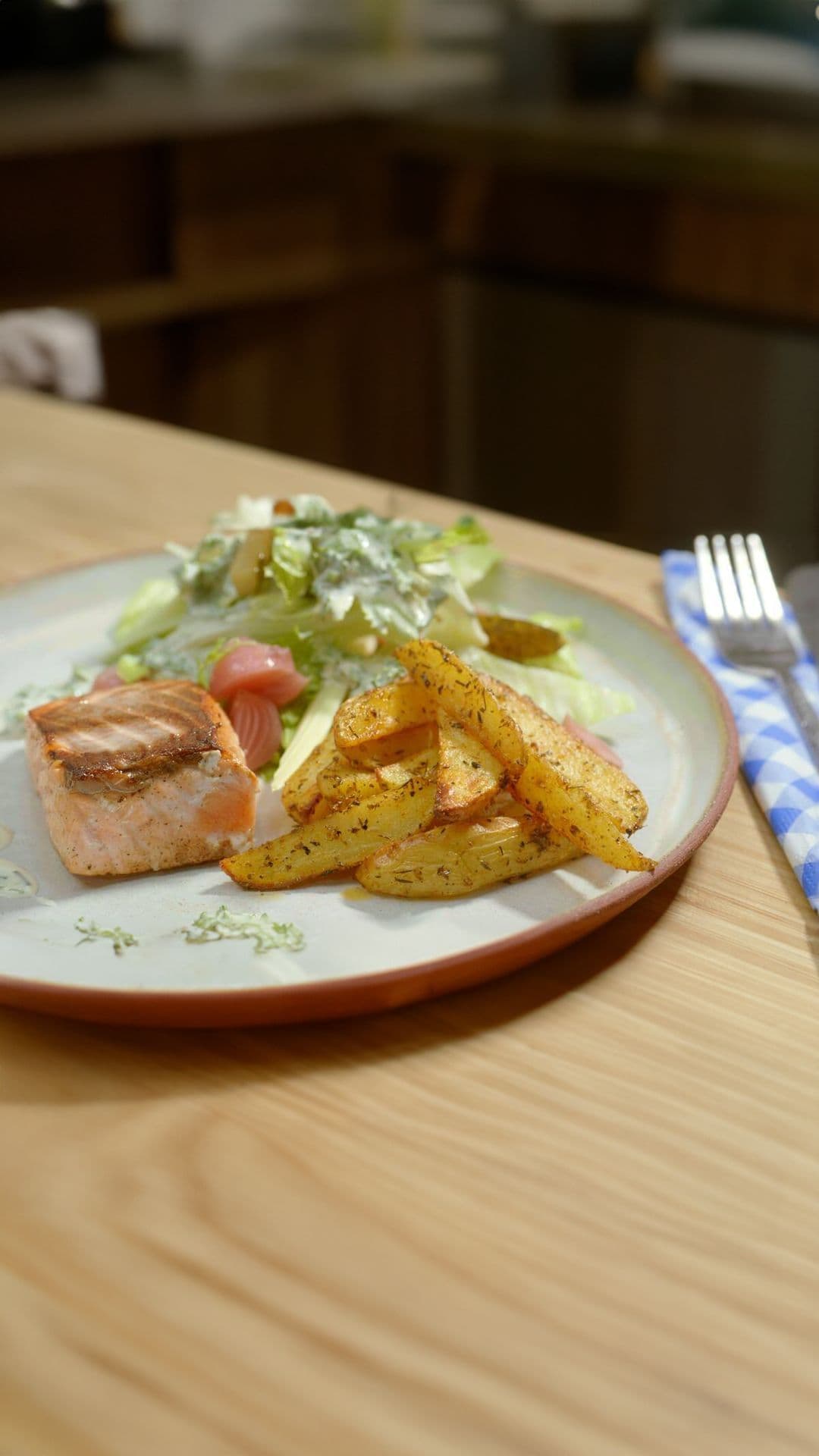 Gebakken zalm met aardappelwedges en ranch dressing