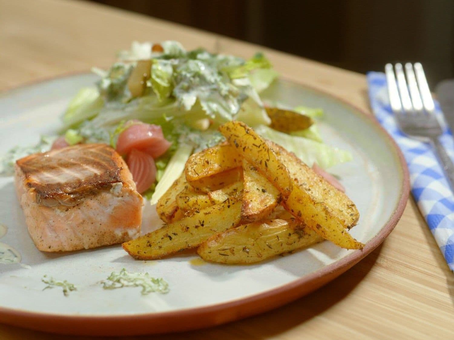 Gebakken zalm met aardappelwedges en ranch dressing