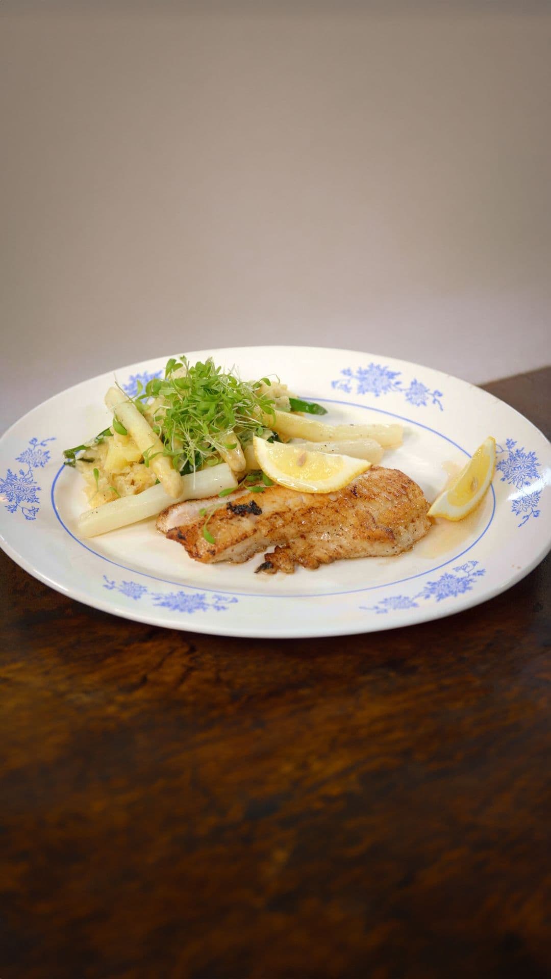 Gebakken roodbaars met geplette aardappel, jonge bloemkool, asperges en lamsoor