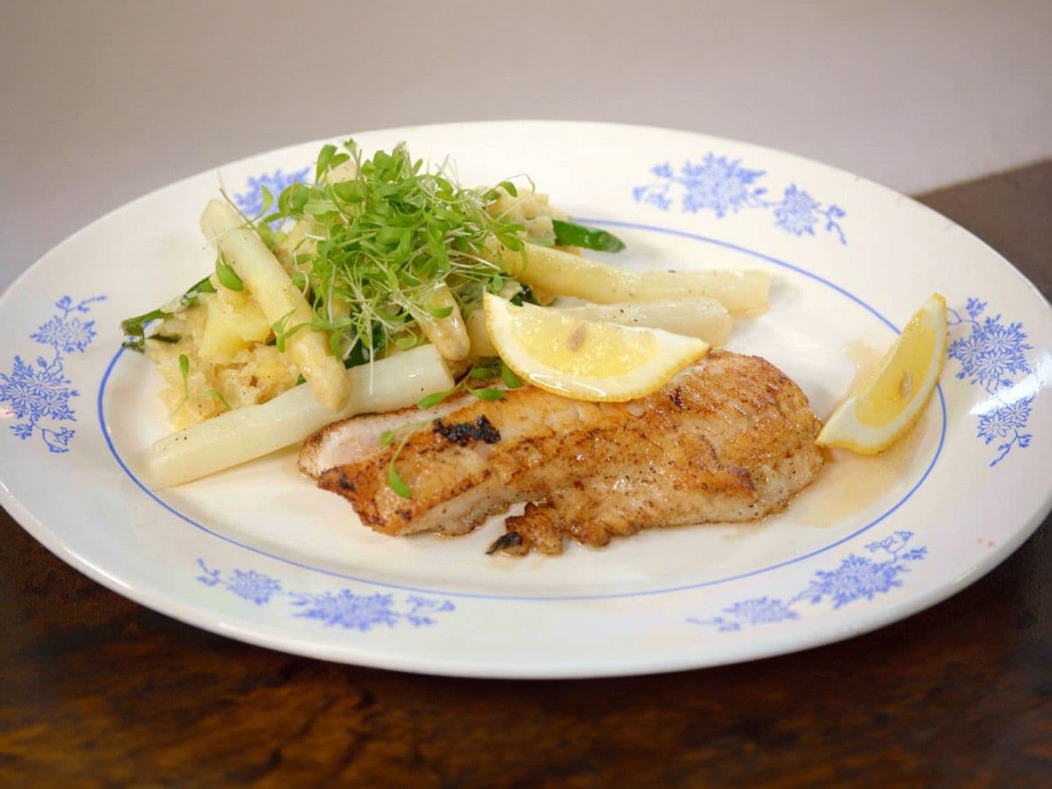 Gebakken roodbaars met geplette aardappel, jonge bloemkool, asperges en lamsoor