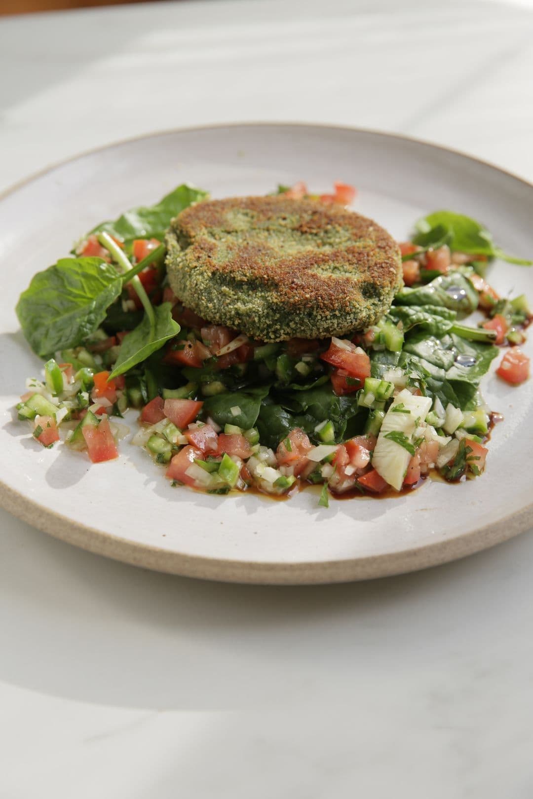 Spinazieburger met tomatensalsa
