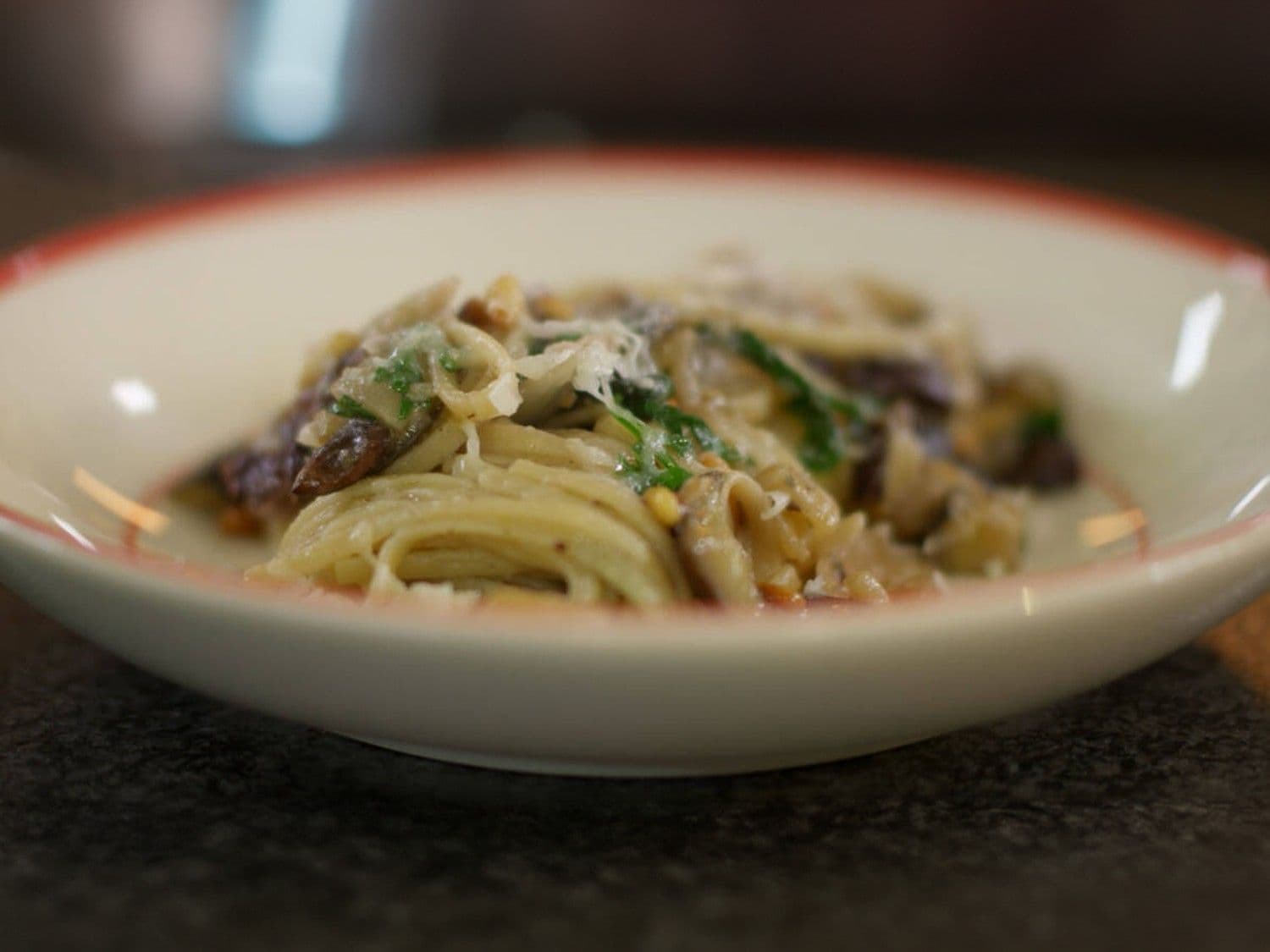 Linguini met aubergine en radicchio