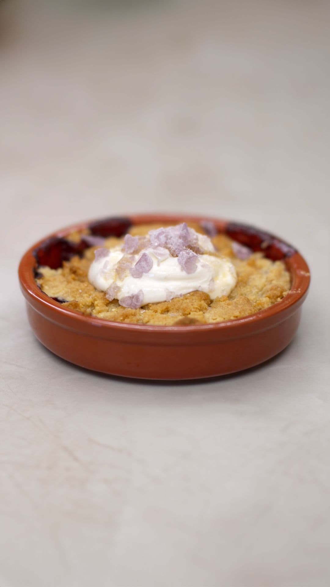 Rode vruchten met crumble en violetsnoep