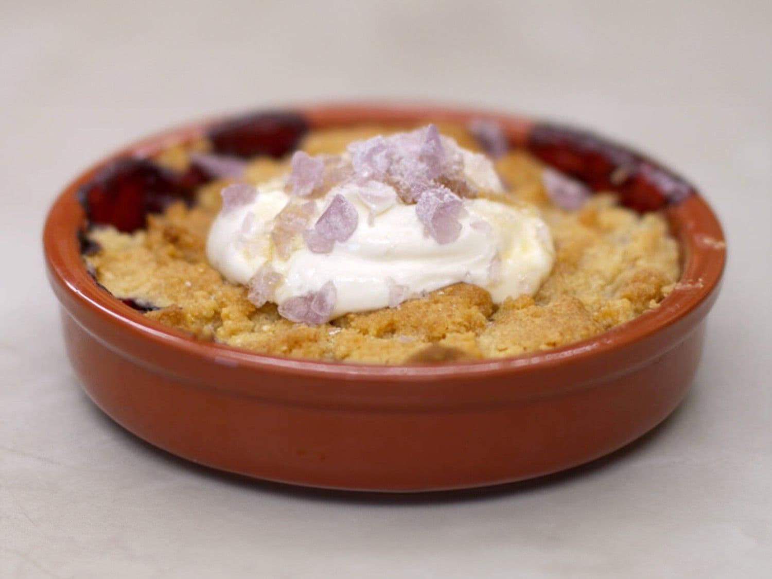 Rode vruchten met crumble en violetsnoep