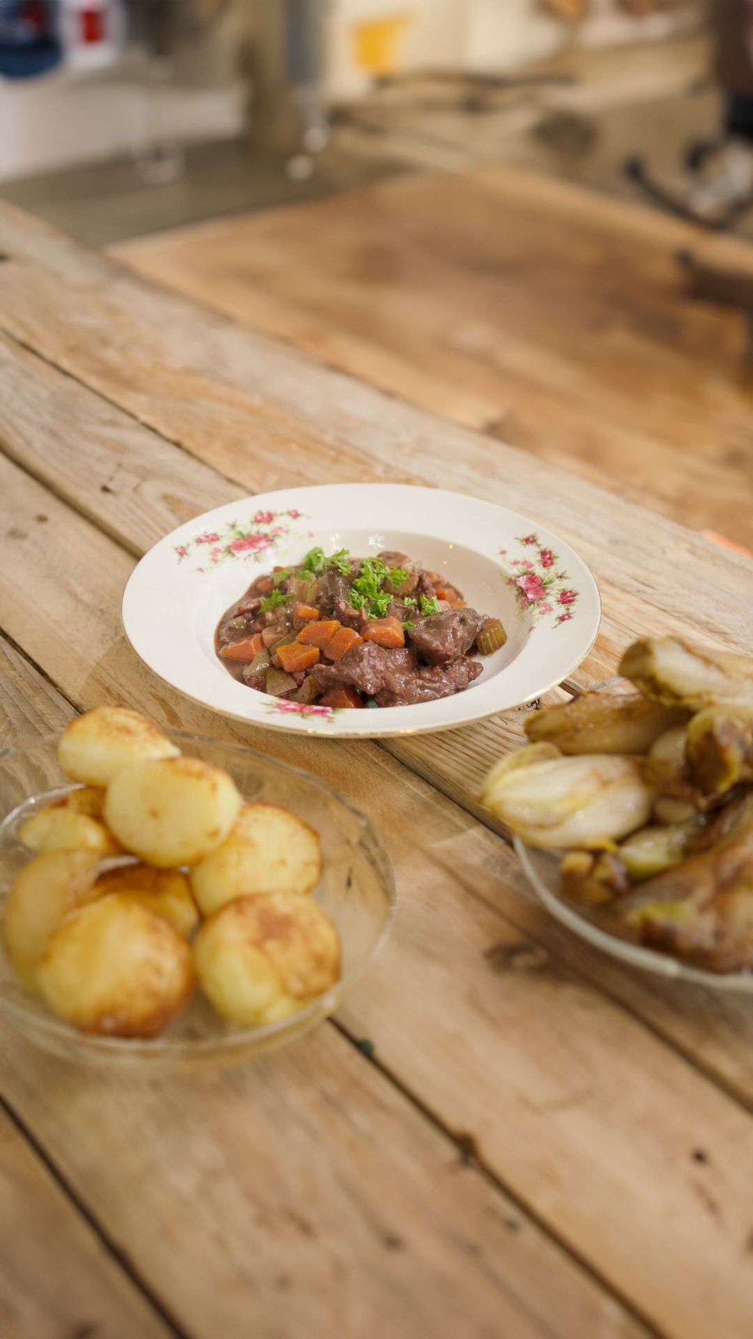 Boeuf bourguignon met gebakken aardappelen en witloof