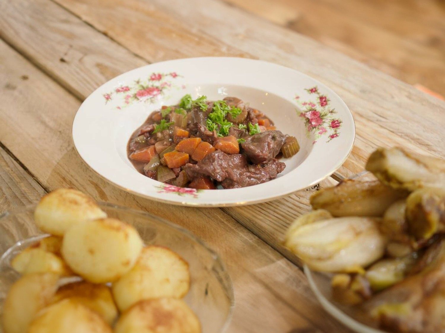 Boeuf bourguignon met gebakken aardappelen en witloof
