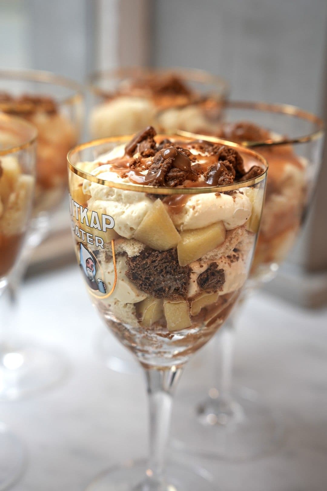 Witkap trifle met koude sabayon, appel, karamel en speculaas