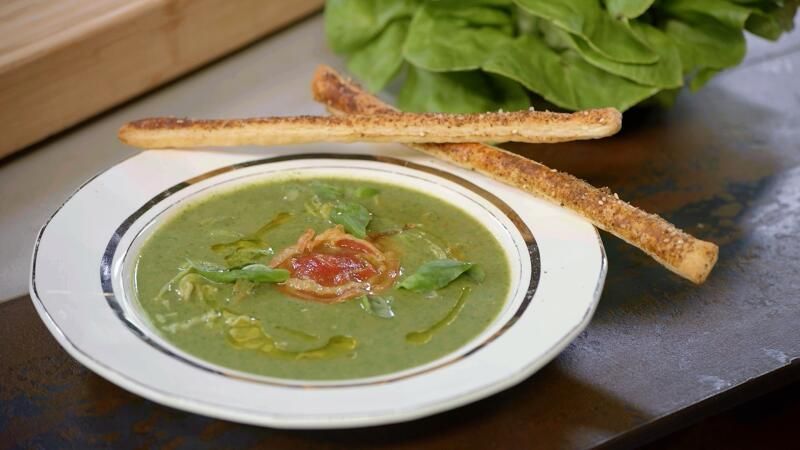 Slasoep met pistou, pancetta en bladerdeegstengels met za’atar