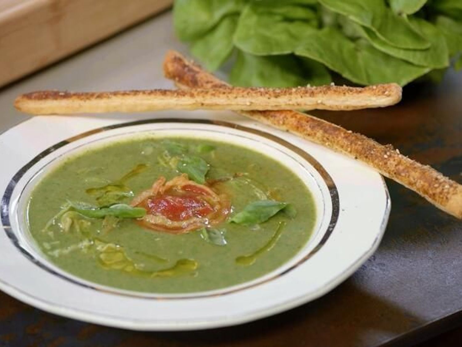 Slasoep met pistou, pancetta en bladerdeegstengels met za’atar