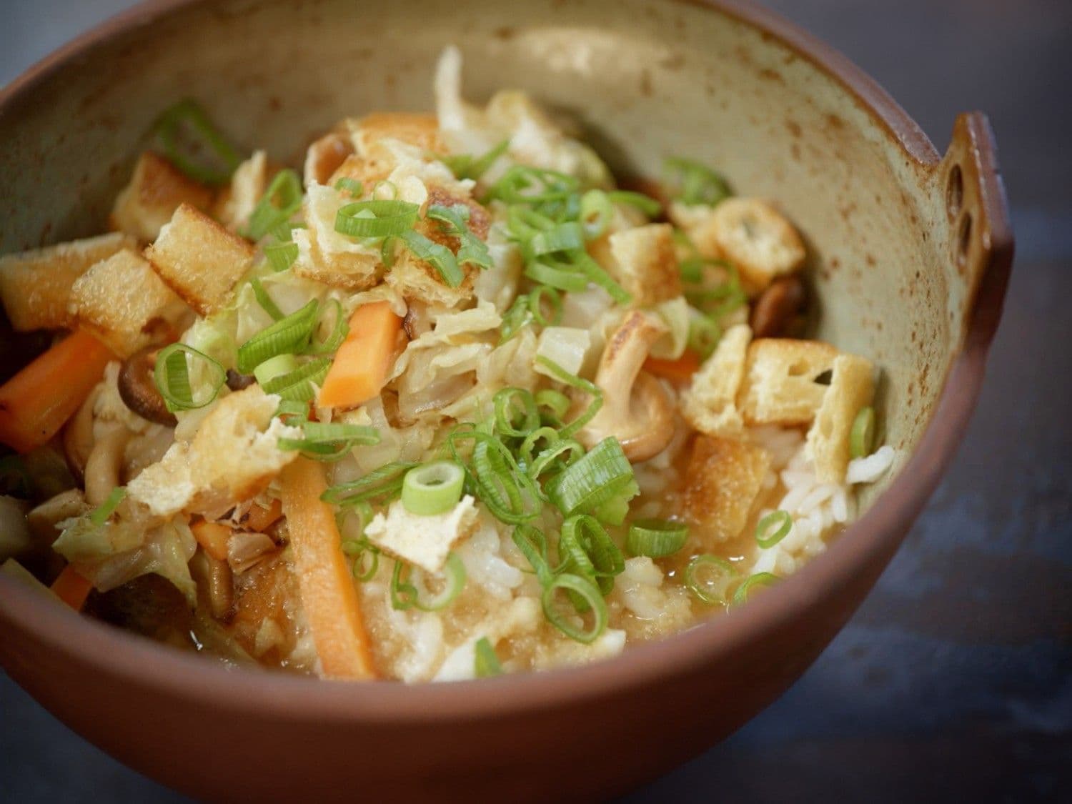 Gebakken groenten in misobouillon met sushirijst en gebakken tofu
