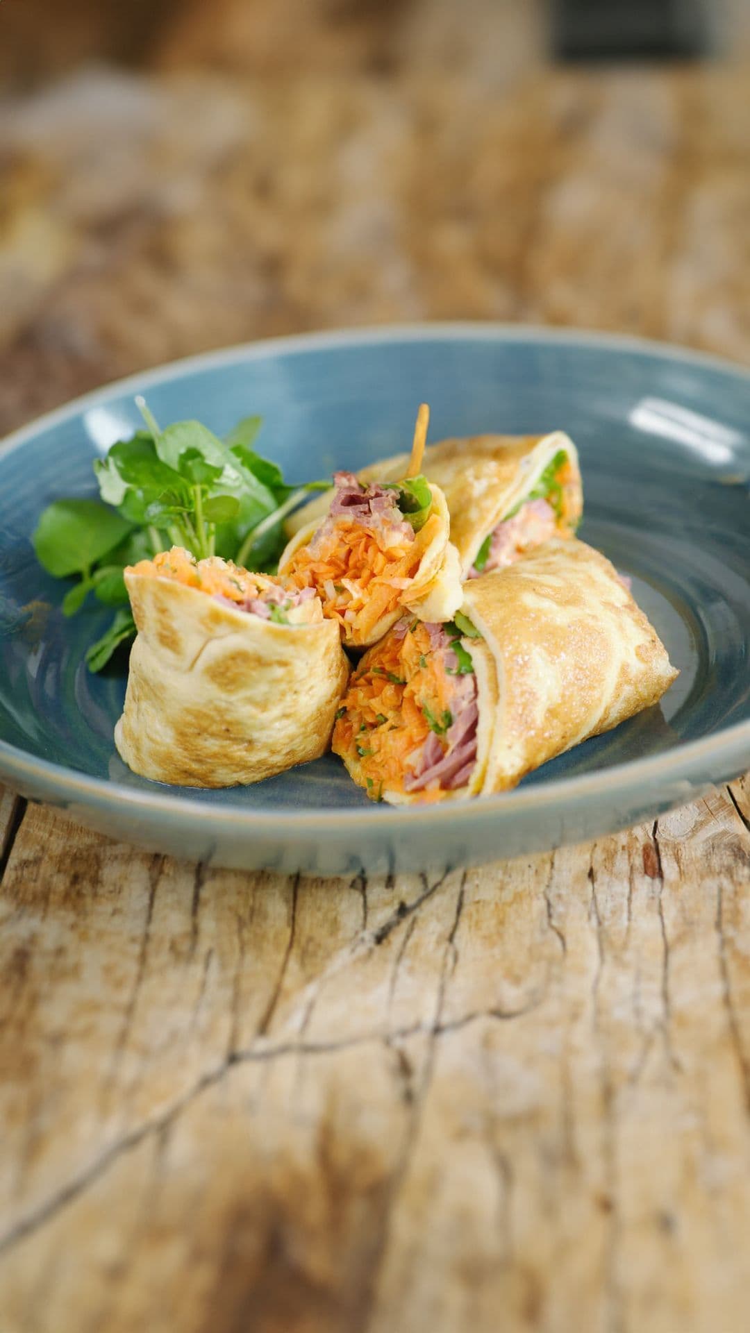 Omeletwrap met wortelsalade en gerookte eend