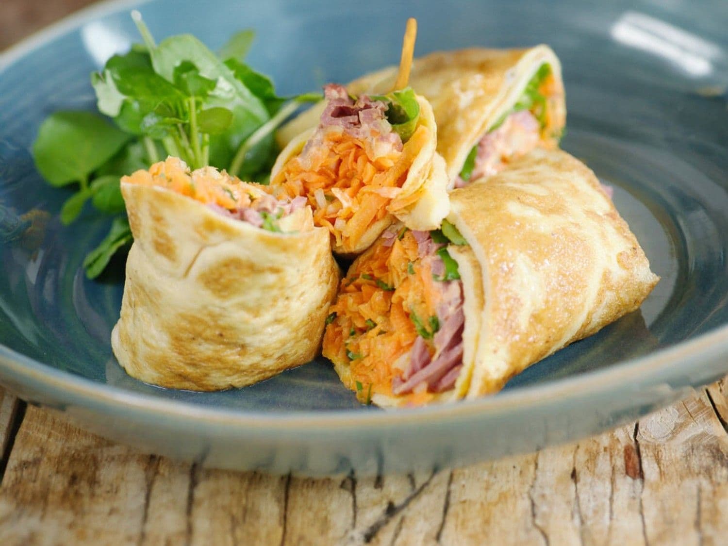 Omeletwrap met wortelsalade en gerookte eend