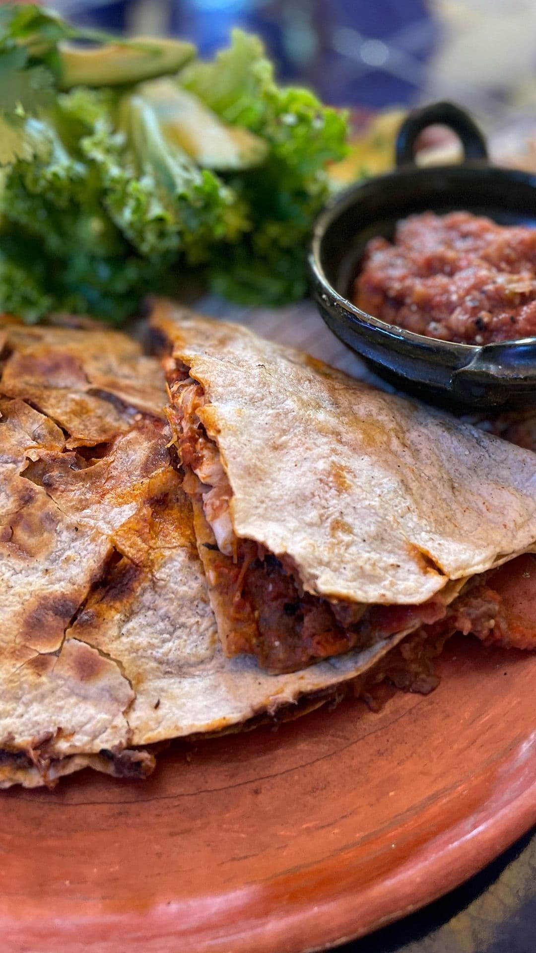Tlayuda met zwarte bonenpasta, chorizo en tatemada