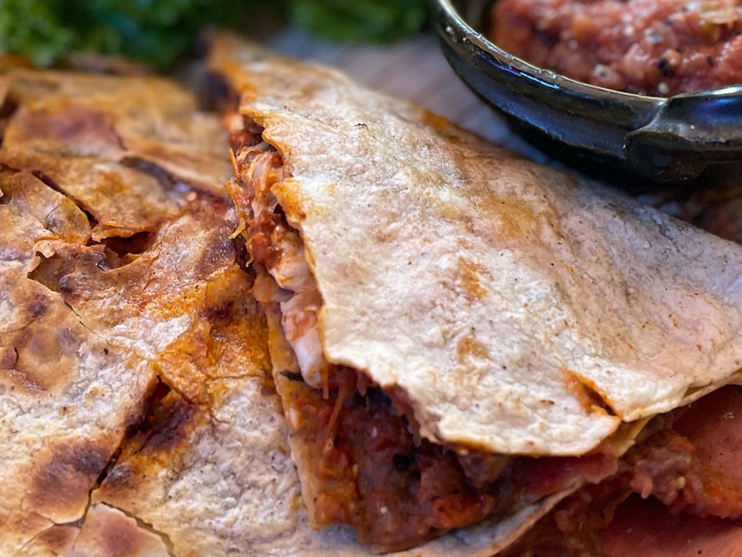Tlayuda met zwarte bonenpasta, chorizo en tatemada