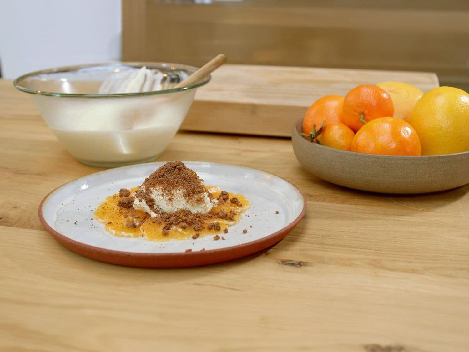 Mousse van platte kaas met clementines en chocoladekoekjes