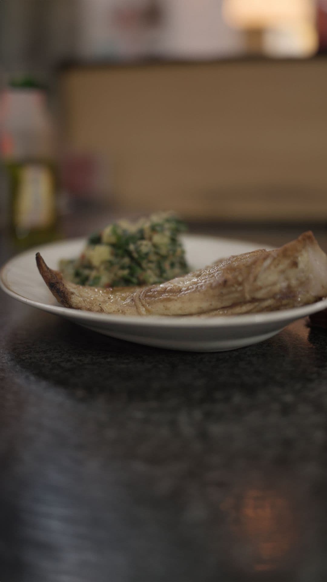 Rog met geplette aardappel en kruiden