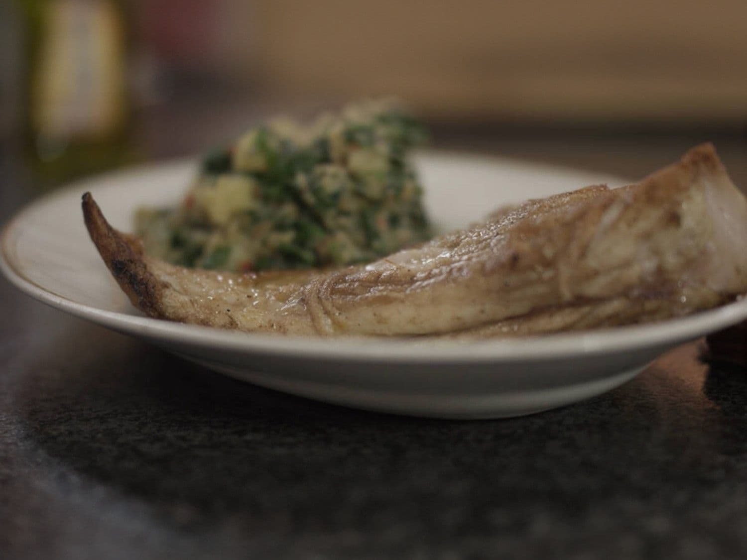 Rog met geplette aardappel en kruiden