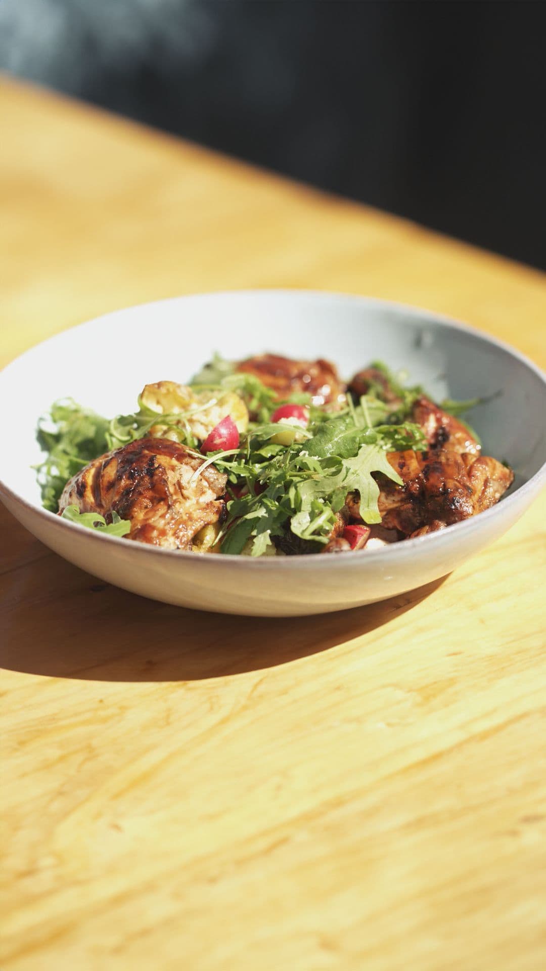 Kip op de grill met een salade van gepofte aardappelen