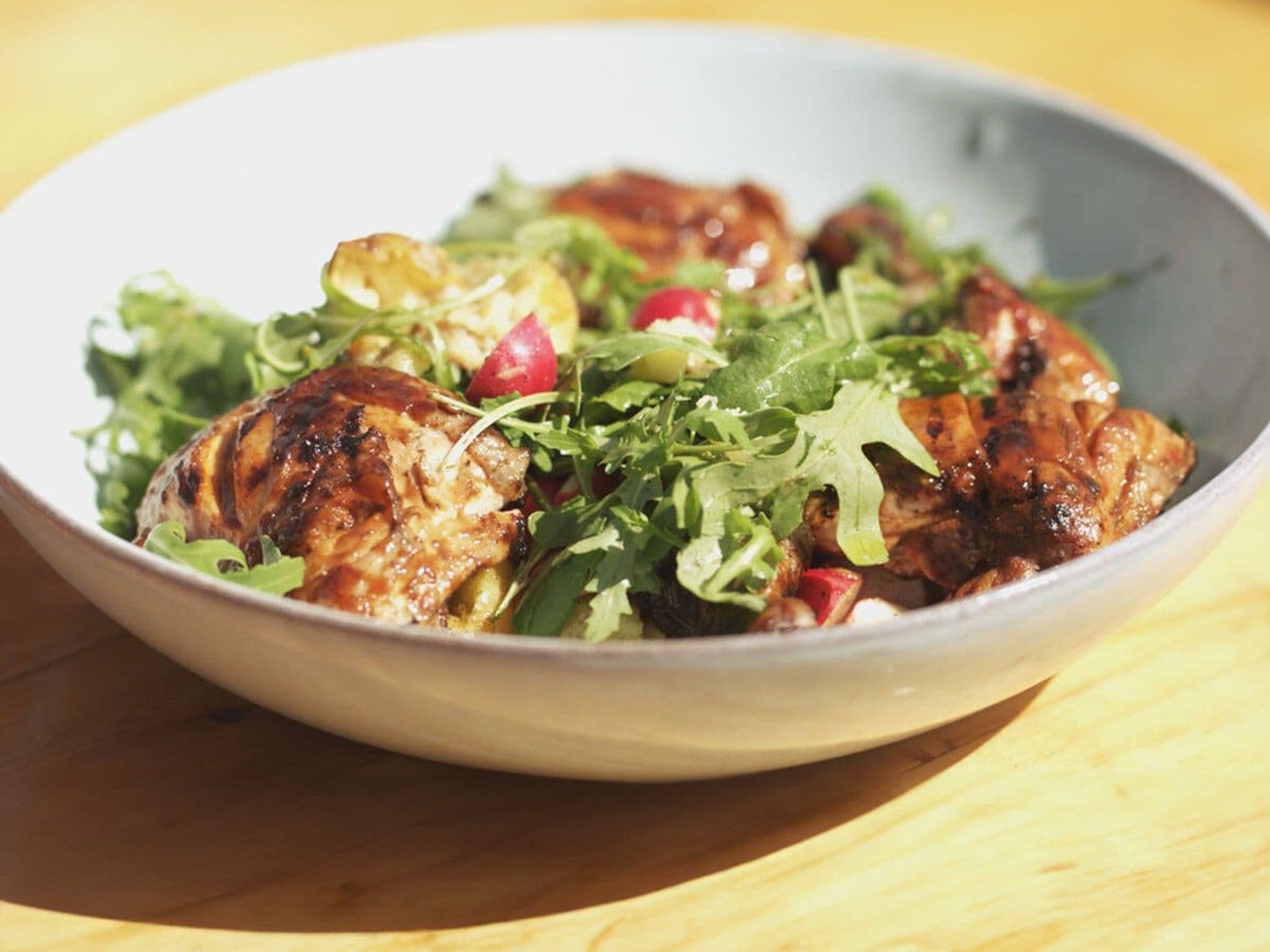 Kip op de grill met een salade van gepofte aardappelen