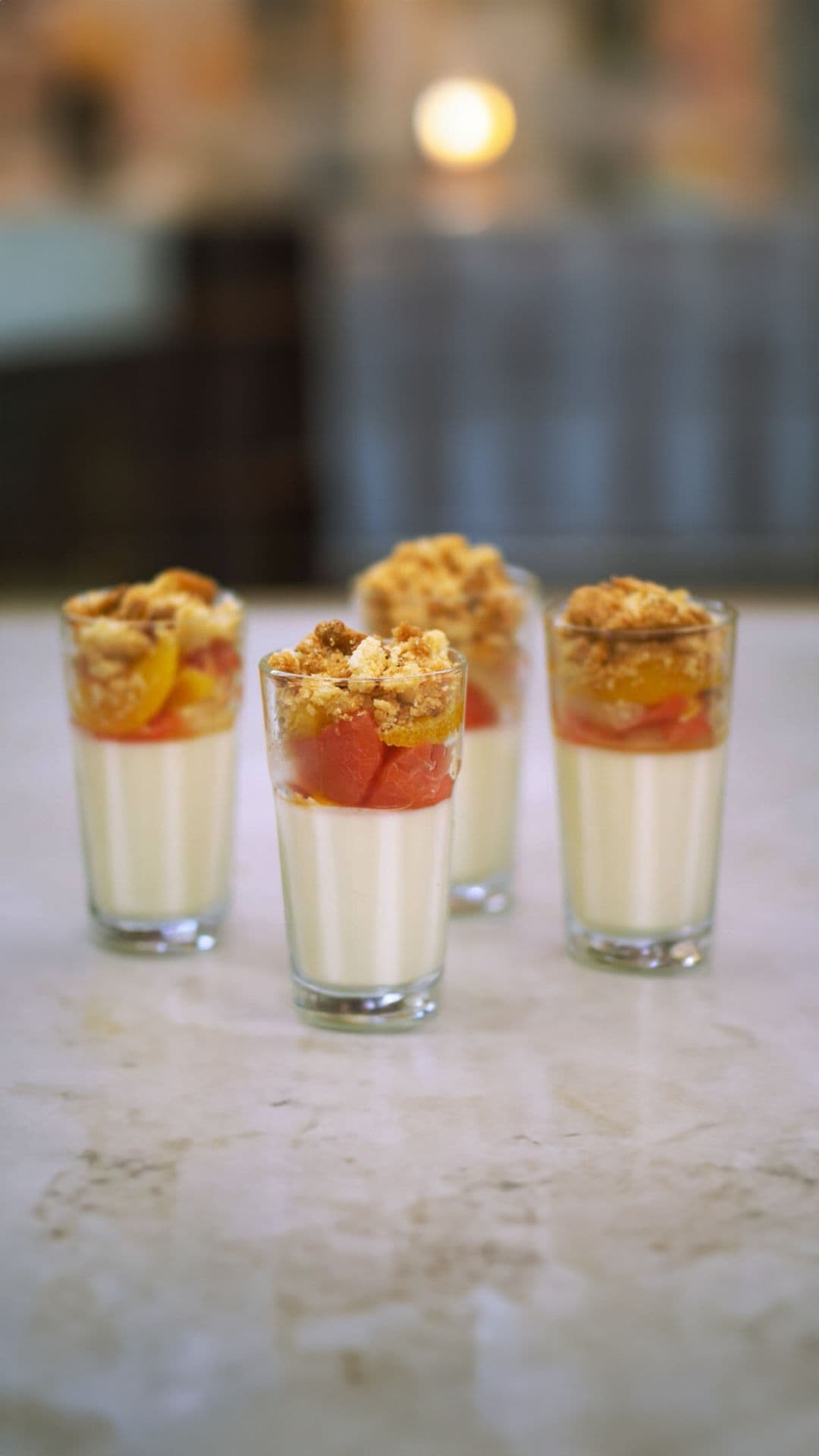 Citroenmousse met citrusfruit en kokoscrumble