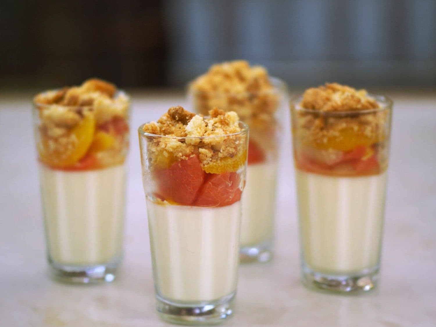 Citroenmousse met citrusfruit en kokoscrumble
