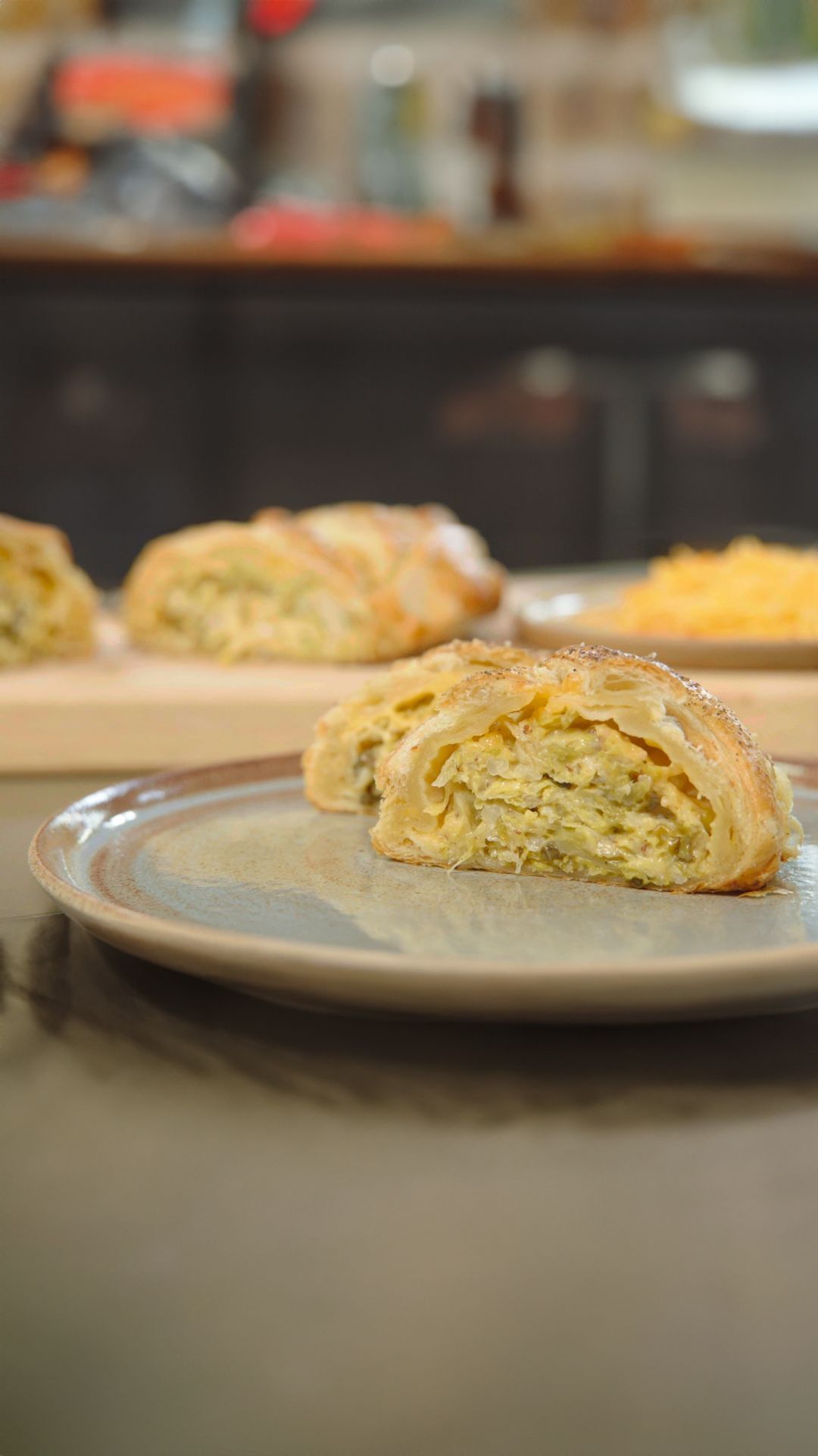 Strudel van groene kool met kortrijkse brokkelkaas en graanmosterd